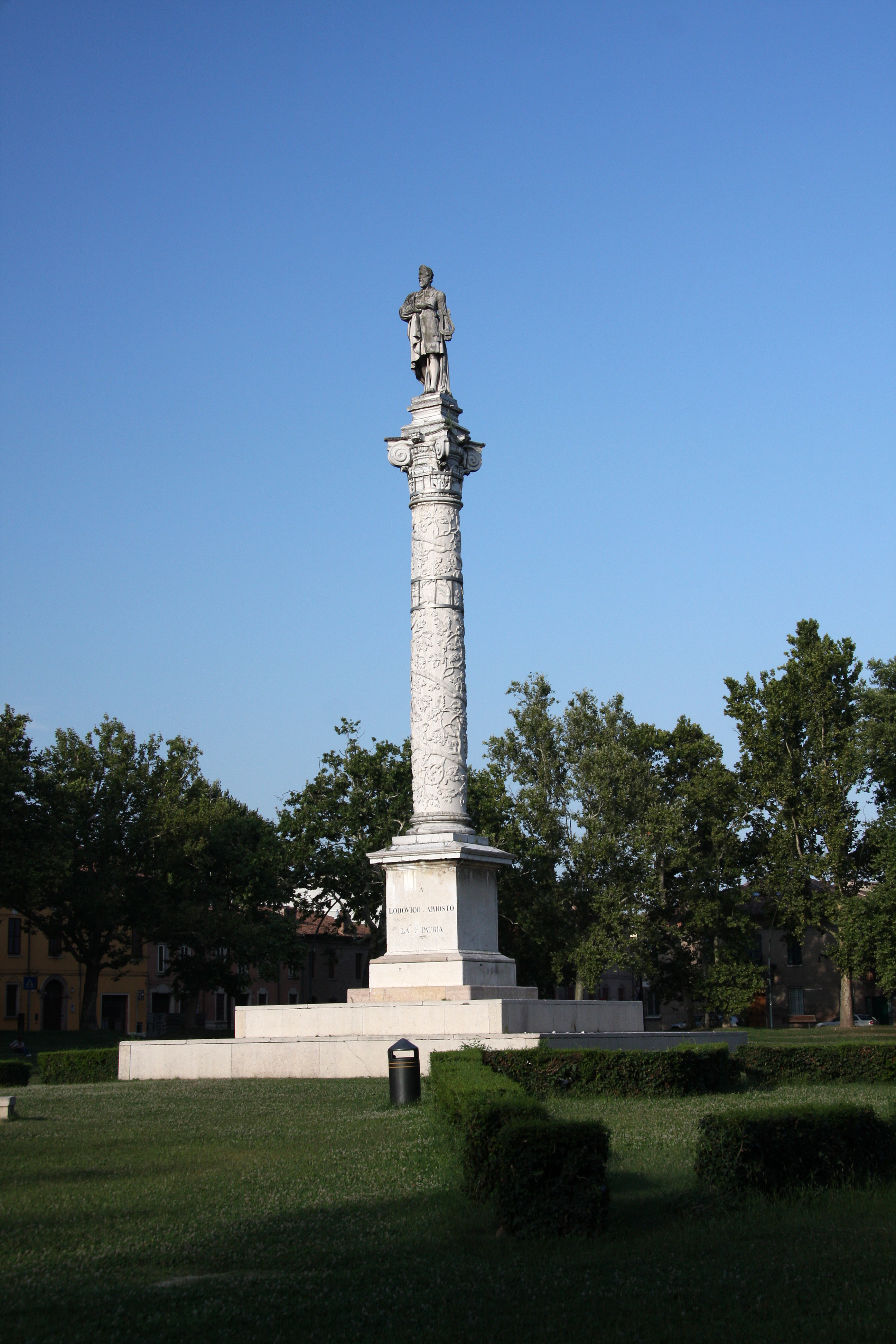 Monumento di Piazza Ariostea — facciata antigraffiti